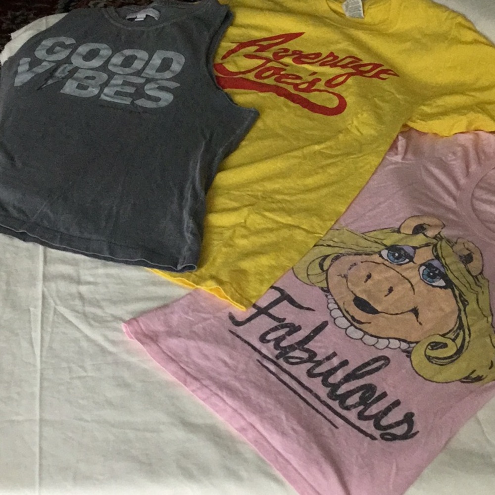 Graphic T’s size small